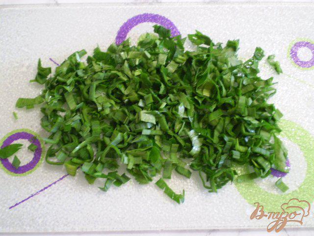 Фото приготовление рецепта: Летний салат с луком и чесноком шаг №5
