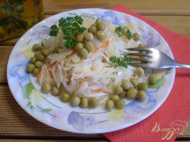 Фото приготовление рецепта: Капустный салат с горошком на кипятке шаг №7