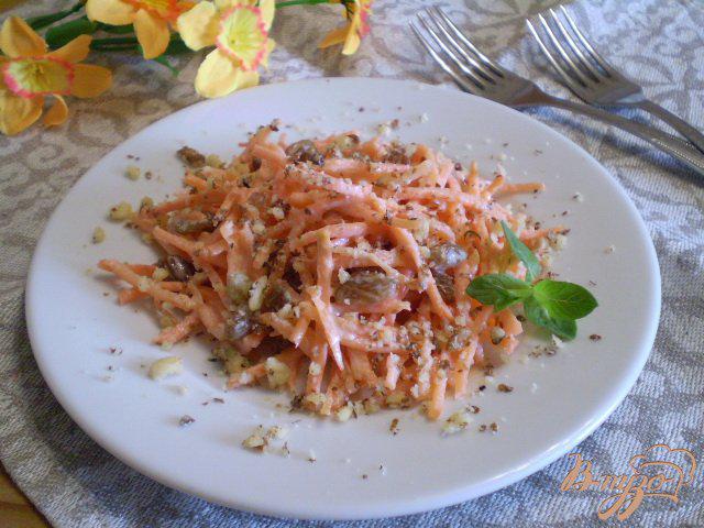 Фото приготовление рецепта: Сладкий морковный салат с изюмом и орехами шаг №8