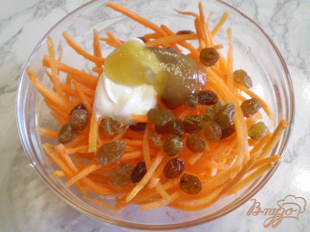 Фото приготовление рецепта: Сладкий морковный салат с изюмом и орехами шаг №5