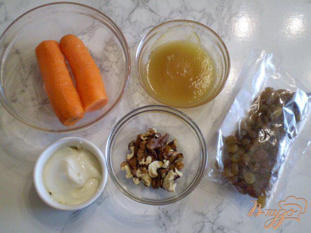 Фото приготовление рецепта: Сладкий морковный салат с изюмом и орехами шаг №1