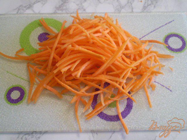 Фото приготовление рецепта: Сладкий морковный салат с изюмом и орехами шаг №4