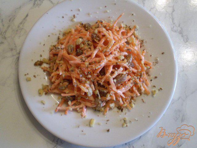 Фото приготовление рецепта: Сладкий морковный салат с изюмом и орехами шаг №7