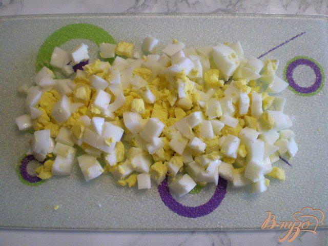 Фото приготовление рецепта: Салат с крабовыми палочками и горошком шаг №3
