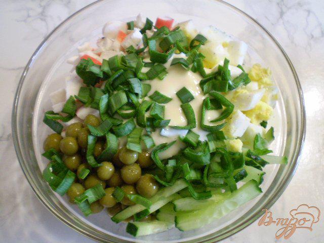Фото приготовление рецепта: Салат с крабовыми палочками и горошком шаг №6