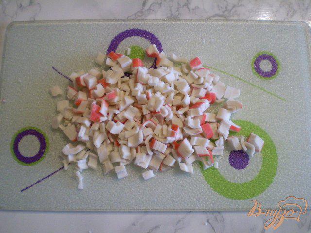 Фото приготовление рецепта: Салат с крабовыми палочками и горошком шаг №4