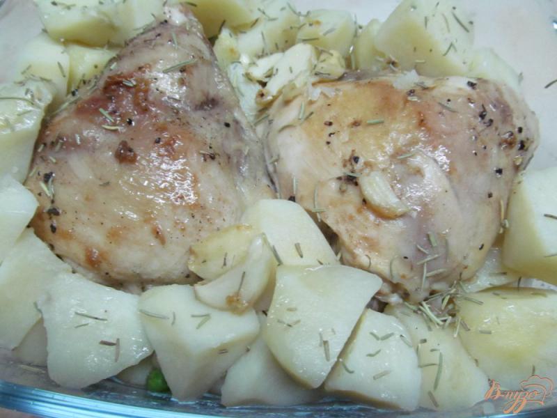 Фото приготовление рецепта: Куриные бедра с картофелем в молоке шаг №6