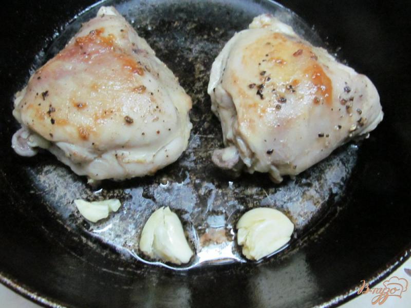 Фото приготовление рецепта: Куриные бедра с картофелем в молоке шаг №4