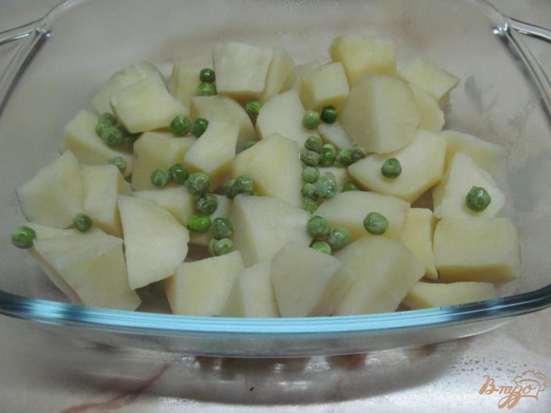 Фото приготовление рецепта: Куриные бедра с картофелем в молоке шаг №5
