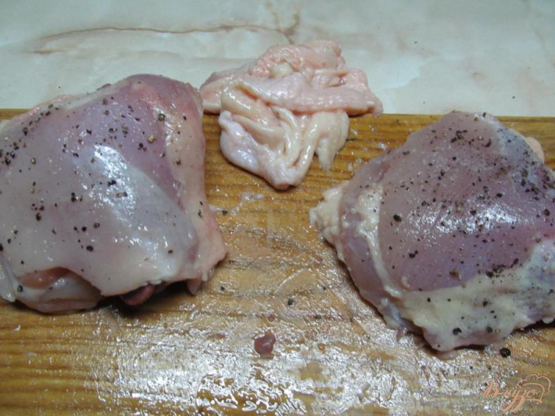 Фото приготовление рецепта: Куриные бедра с картофелем в молоке шаг №3