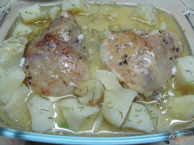 Фото приготовление рецепта: Куриные бедра с картофелем в молоке шаг №7