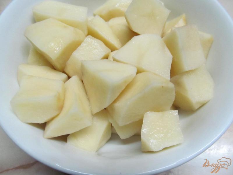 Фото приготовление рецепта: Куриные бедра с картофелем в молоке шаг №2
