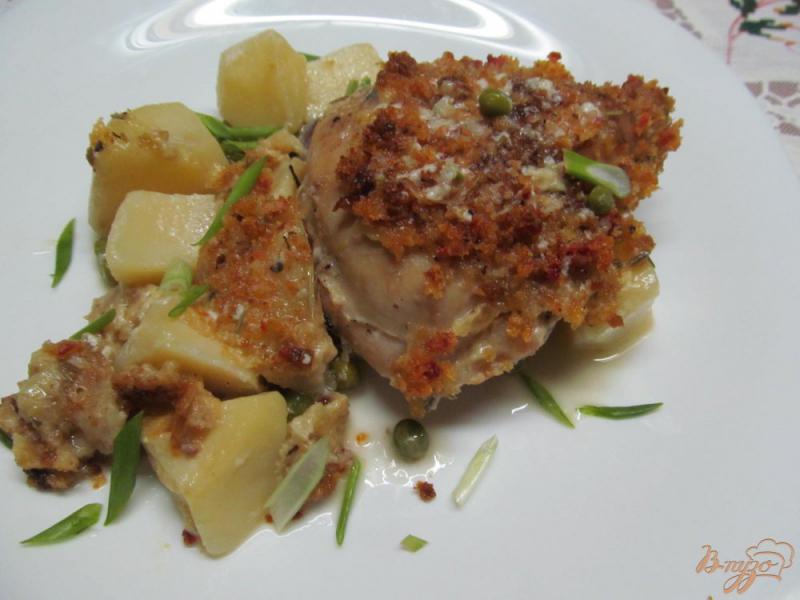 Фото приготовление рецепта: Куриные бедра с картофелем в молоке шаг №11