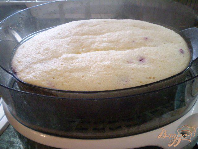 Фото приготовление рецепта: Нежное суфле из творога и ягод в пароварке шаг №9