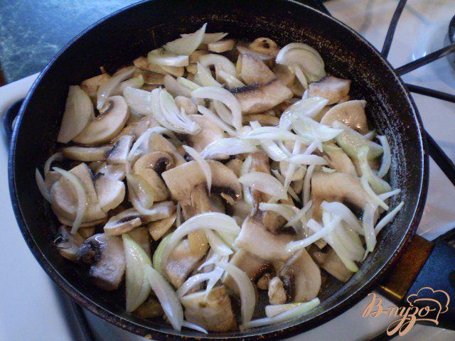 Фото приготовление рецепта: Салат с жареными шампиньонами шаг №2