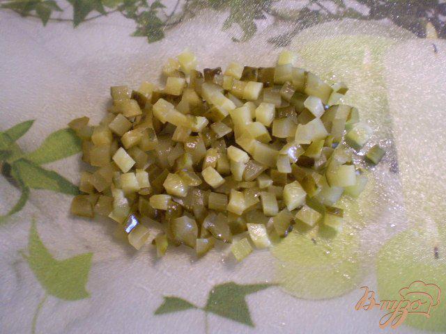 Фото приготовление рецепта: Салат с жареными шампиньонами шаг №4