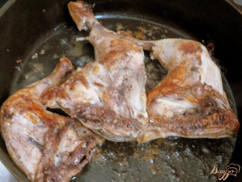 Фото приготовление рецепта: Куриные ножки жареные с соусом шаг №4