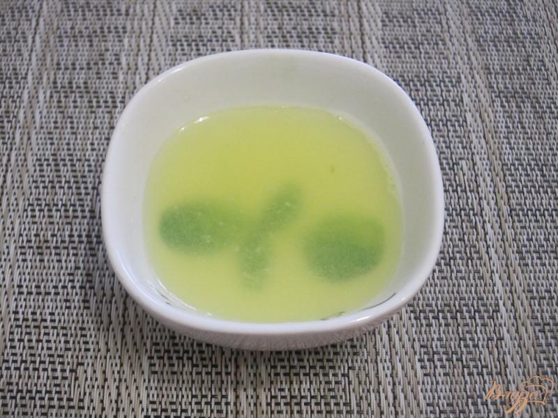 Фото приготовление рецепта: Чай с имбирем и лимоном шаг №4