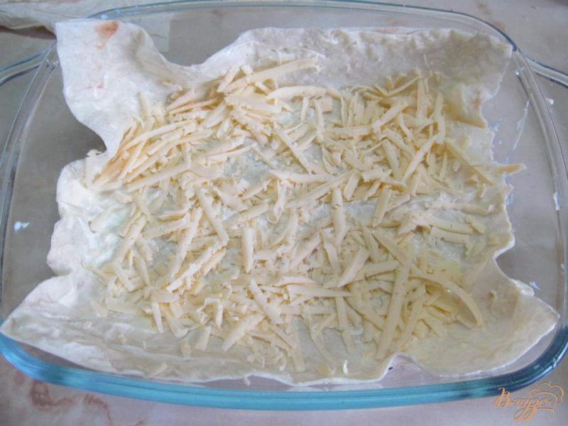 Фото приготовление рецепта: Слоеный сырный пирог в лаваше шаг №3