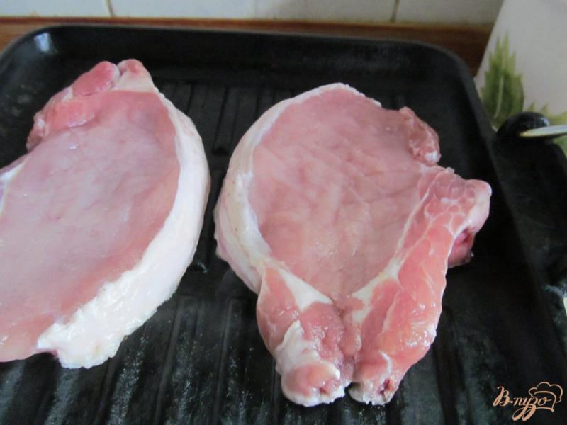 Фото приготовление рецепта: Свиной стейк на сковороде-гриль шаг №4