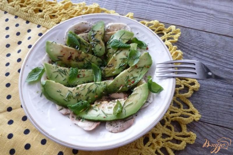 Фото приготовление рецепта: Салат из шампиньонов,авокадо и мяты шаг №5