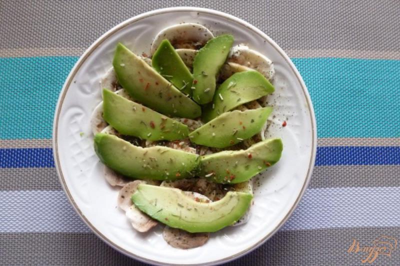 Фото приготовление рецепта: Салат из шампиньонов,авокадо и мяты шаг №3
