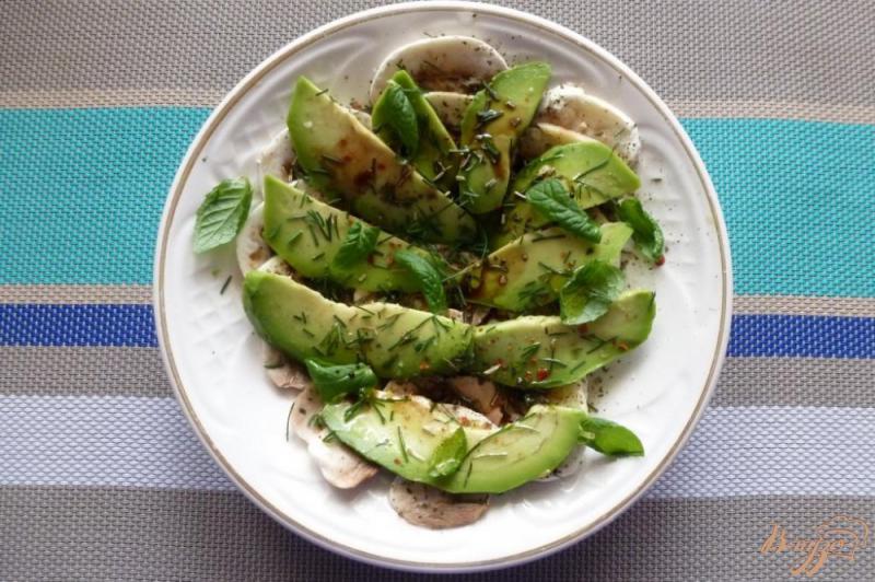 Фото приготовление рецепта: Салат из шампиньонов,авокадо и мяты шаг №4