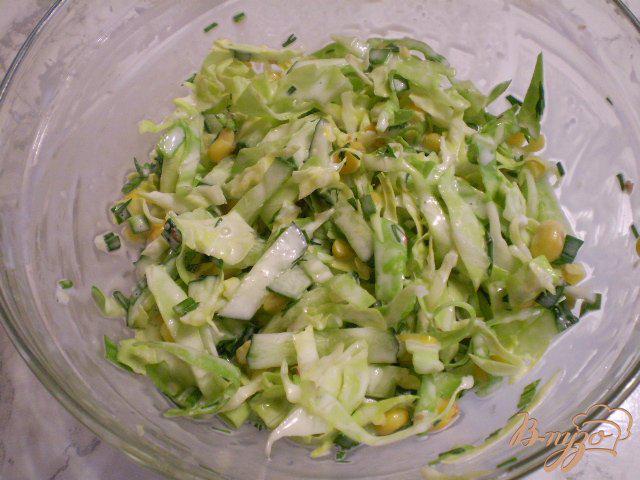 Фото приготовление рецепта: Капустный салат с кукурузой и огурцом шаг №6