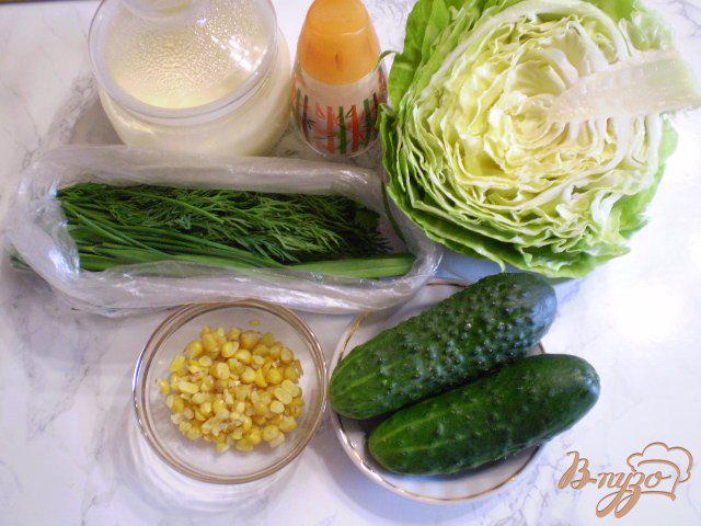 Фото приготовление рецепта: Капустный салат с кукурузой и огурцом шаг №1