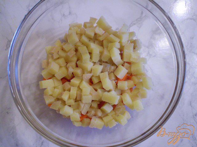 Фото приготовление рецепта: Салат со свеклой грибами и горошком шаг №4