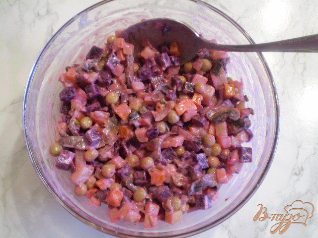 Фото приготовление рецепта: Салат со свеклой грибами и горошком шаг №7