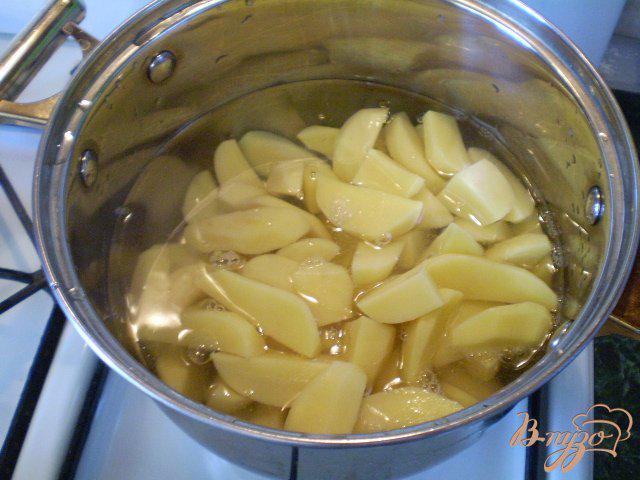 Фото приготовление рецепта: Гарнир картофельный с консервированным огурцом шаг №7