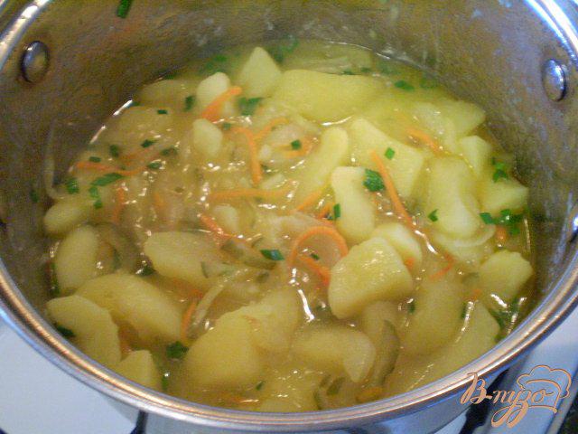 Фото приготовление рецепта: Гарнир картофельный с консервированным огурцом шаг №9