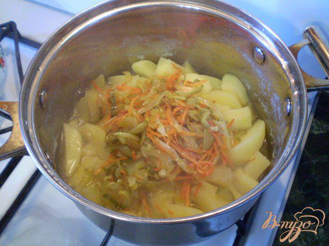 Фото приготовление рецепта: Гарнир картофельный с консервированным огурцом шаг №8