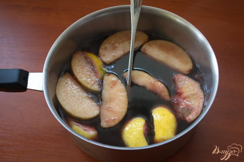 Фото приготовление рецепта: Двойной глинтвейн с лимоном и яблоком шаг №3