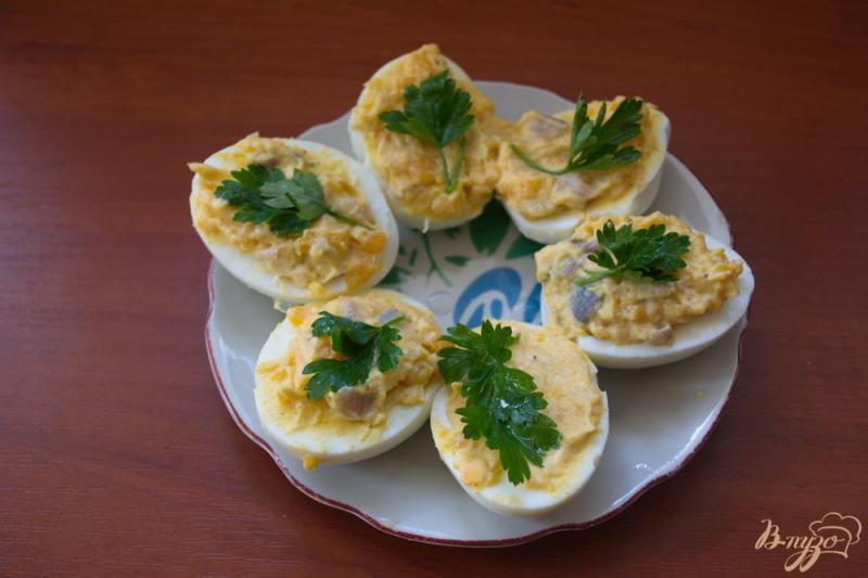 Фото приготовление рецепта: Фаршированные закусочные яйца с селедкой шаг №4