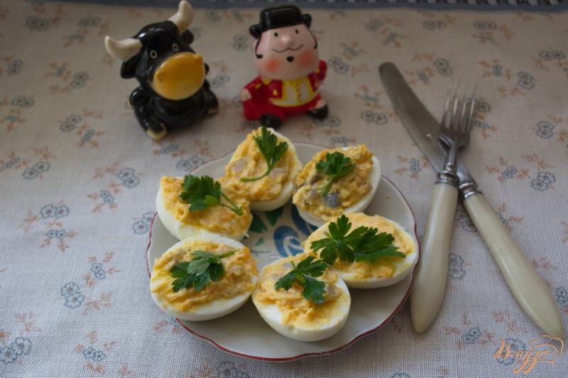 Фото приготовление рецепта: Фаршированные закусочные яйца с селедкой шаг №5