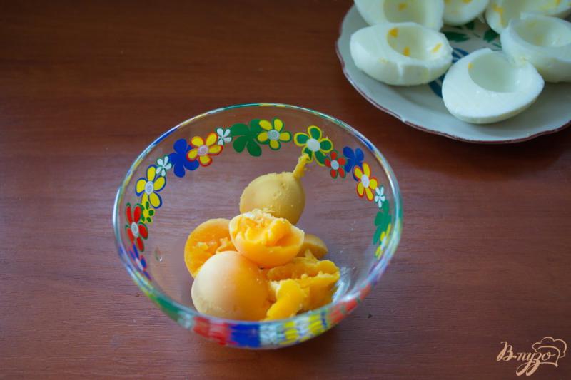 Фото приготовление рецепта: Фаршированные закусочные яйца с селедкой шаг №1
