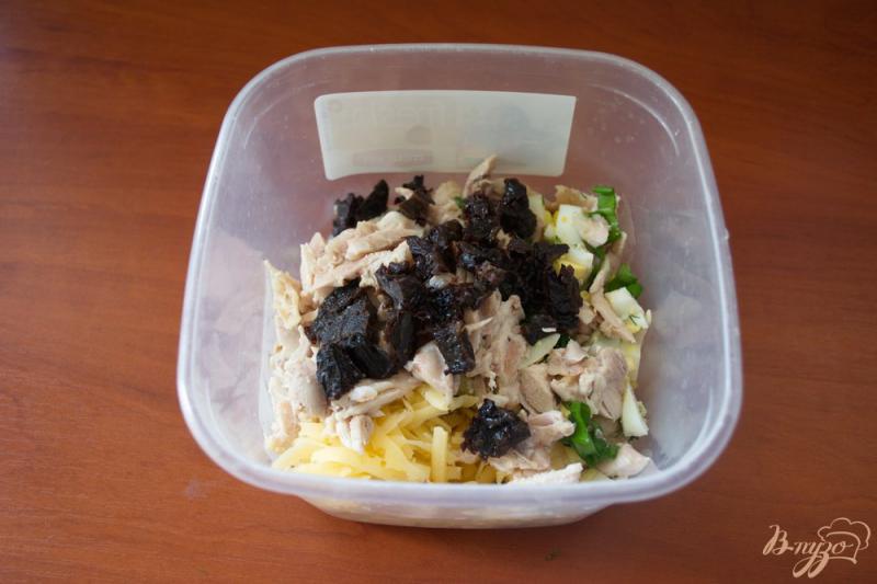 Фото приготовление рецепта: Салат куриный с черносливом шаг №5