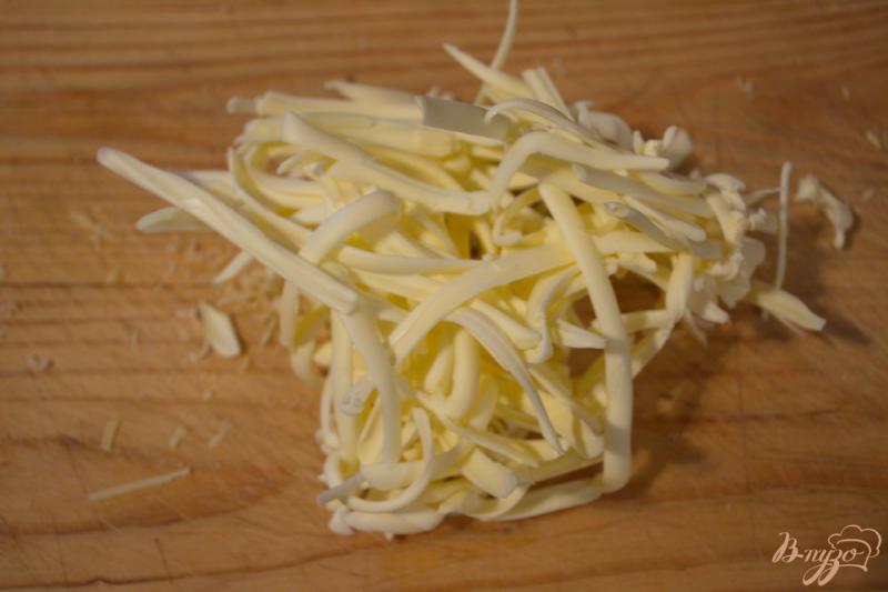 Фото приготовление рецепта: Запеченый батон с сыром и зеленью шаг №3