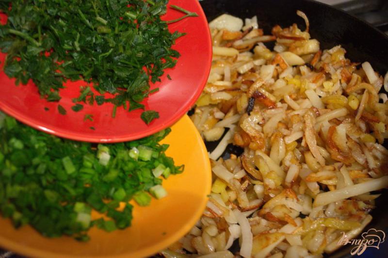 Фото приготовление рецепта: Нежная жареная картошка с зеленью шаг №5
