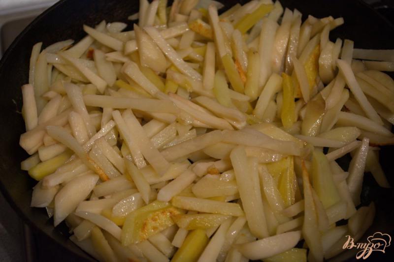 Фото приготовление рецепта: Нежная жареная картошка с зеленью шаг №3