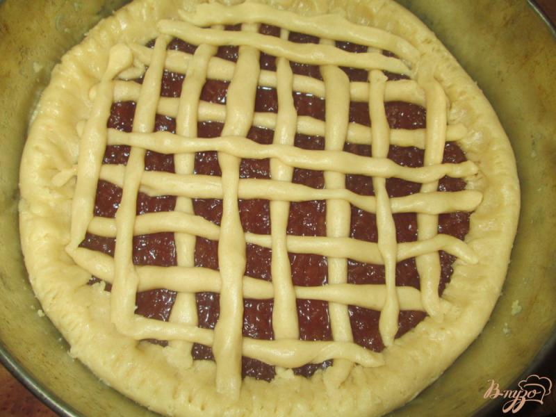 Фото приготовление рецепта: Пирог из песочного теста с вареньем шаг №6