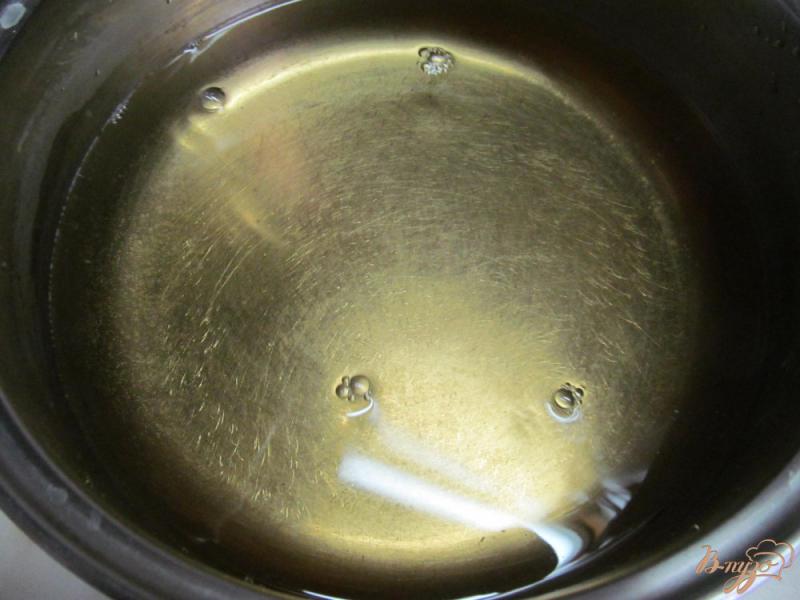 Фото приготовление рецепта: Рулька в пиве с квашенной капустой шаг №2