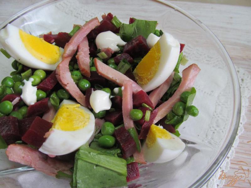 Фото приготовление рецепта: Салат из свежего щавеля свеклы и зеленого горошка шаг №8