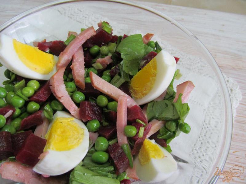Фото приготовление рецепта: Салат из свежего щавеля свеклы и зеленого горошка шаг №7