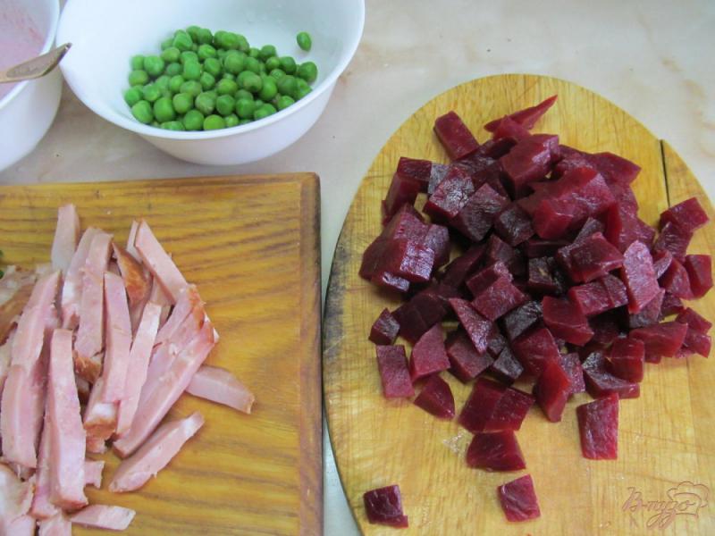 Фото приготовление рецепта: Салат из свежего щавеля свеклы и зеленого горошка шаг №3
