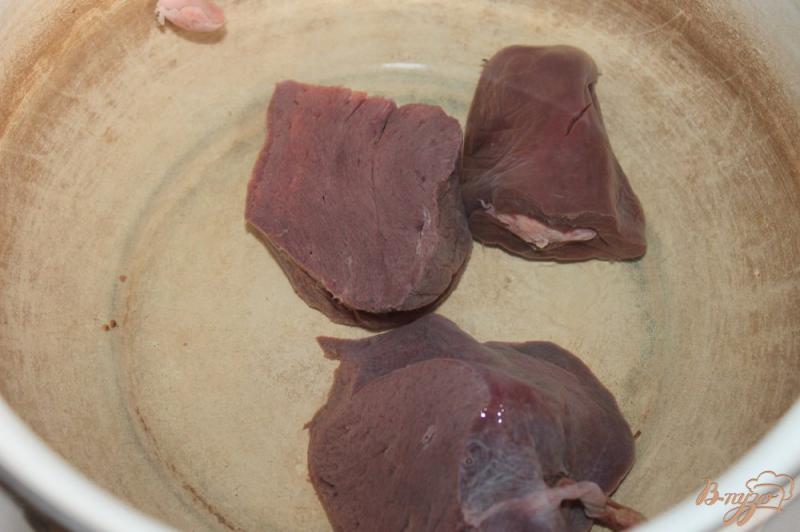 Фото приготовление рецепта: Слоеный салат с отварной свиной печенью шаг №1