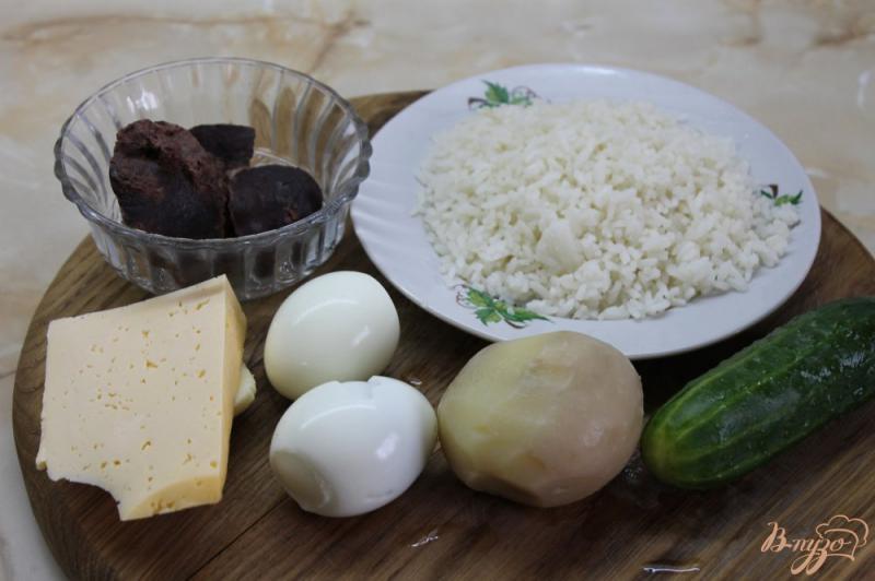 Фото приготовление рецепта: Слоеный салат с отварной свиной печенью шаг №2