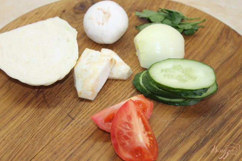 Фото приготовление рецепта: Салат овощной с свежими шампиньонами и сельдереем шаг №1